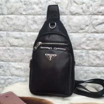 2026年の夏のマスト プラダ PRADA ショルダーバッグ 素敵なスタイルで夏の定番