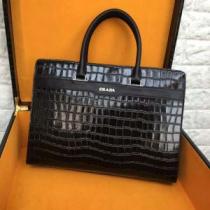 2026春夏トレンドアイテム 今年は大きめの新作がトレンド プラダ PRADA ...