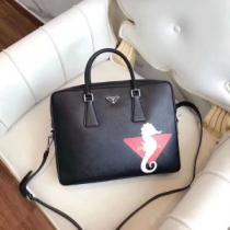 プラダ PRADA ビジネスバッグ 《2026年》今、注目のストリート 春夏のト...