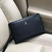 ポーチ 大人カジュアル夏ファッション2026 今期のトレンド定番アイテム ルイ ヴィトン LOUIS VUITTON