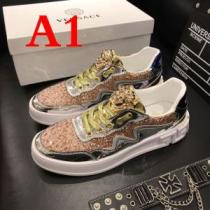 おしゃれな夏ファッション2026 VERSACE ヴェルサーチ カジュアルシュー...