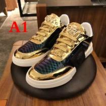春夏の流行りトップス 2026春夏人気トレンドアイテム VERSACE ヴェルサ...
