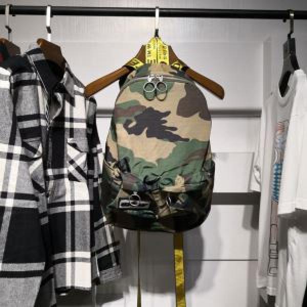 リュック、バックパック Off-White 洗練された印象に オフホワイト 2026春夏は人気定番