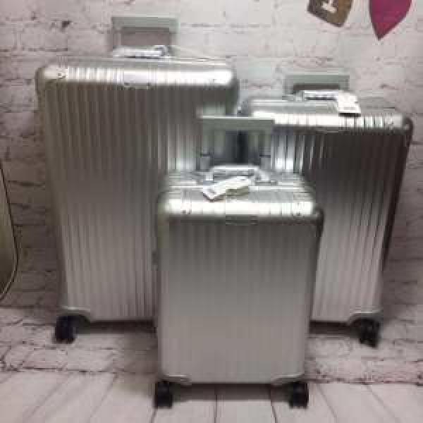 魅力的なカラー使い リモワ Rimowa 2026春夏トレンドアイテム スーツケース今流行りの最新コレクション