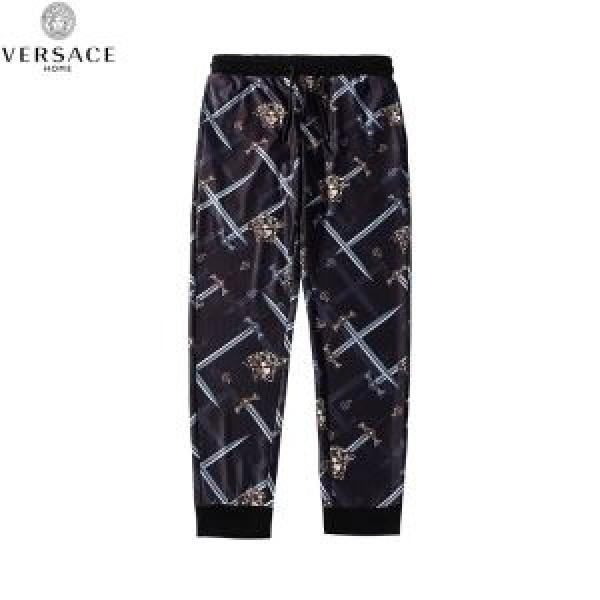2026春夏の大注目トレンド ヴェルサーチVERSACE デニムパンツ   今年の夏は着こなし