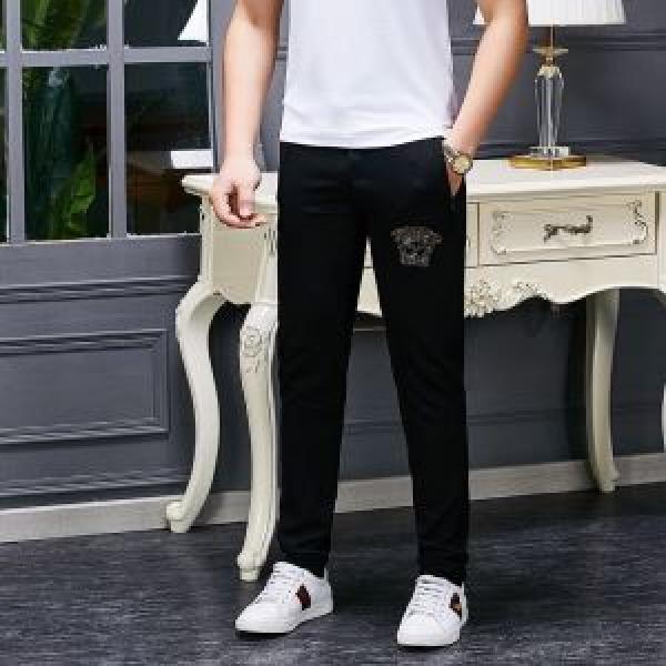 デニムパンツ 2026年の春夏に着たい 2026年春夏流行ファッション ヴェルサーチVERSACE