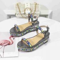 クリスチャンルブタン Christian Louboutin サンダル 2026年春夏のトレンドアイテム 夏らしい爽やかさ
