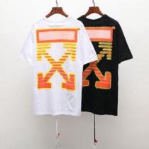 今流行りの最新コレクション Off-White オフホワイト Tシャツ/半袖 《...