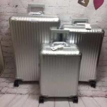 魅力的なカラー使い リモワ Rimowa 2026春夏トレンドアイテム スーツケース今流行りの最新コレクション