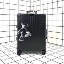 暑い季節も大活躍 リモワ Rimowa 《2026年》今、注目のストリートスーツケースすっきりした印象に