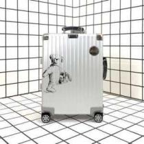 絶妙にオシャレ人気アイテム リモワ 2026春夏トレンドアイテム Rimowa 派手にはなりすぎず  スーツケース