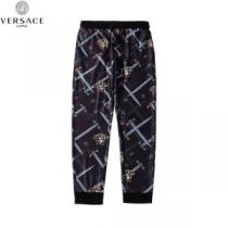 2026春夏の大注目トレンド ヴェルサーチVERSACE デニムパンツ   今年の夏は着こなし