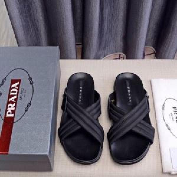 夏のコーデには欠かせない サンダル リラックス感のある着こなし プラダ PRADA 2026夏ファション新品