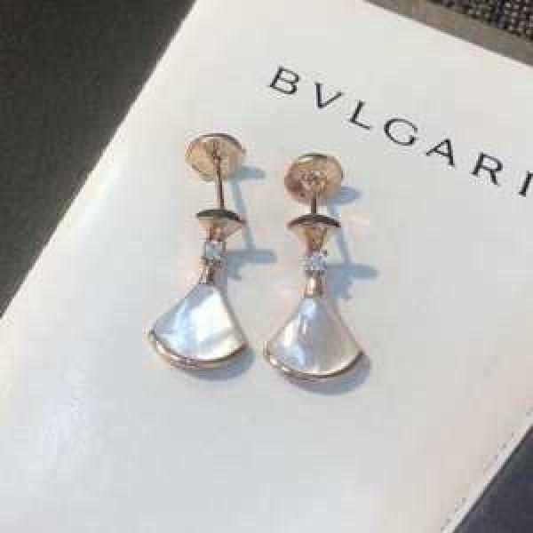 リラックス感のあるゆったり ピアス  ブルガリ BVLGARI リラックス感のある着こなし 2026夏ファション新品