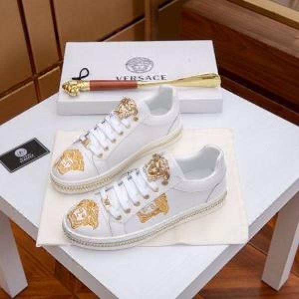カジュアルシューズ  ヴェルサーチ VERSACE 2026春夏トレンドアイテム 今流行のストリート上品