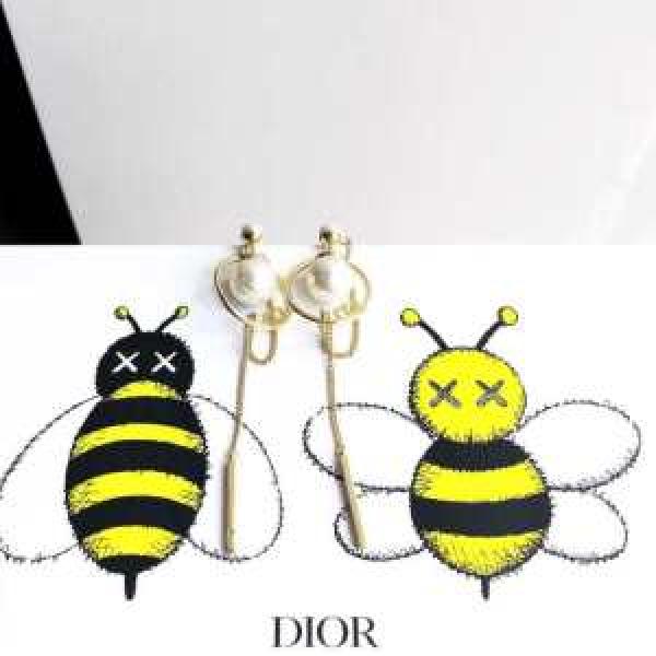2026年最新ファッション 夏の大人カジュアルスタイル ディオール DIOR リラックス感のあるゆったり ピアス