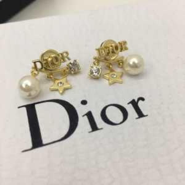 大人カジュアル夏ファッション2026 ディオール甘過ぎず大人な印象に  DIOR 今旬のシルエットバランス ピアス