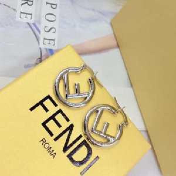 春夏！大人カジュアル  優しい雰囲気スタイリッシュに フェンディ FENDI【2026年】夏のファッション ピアス