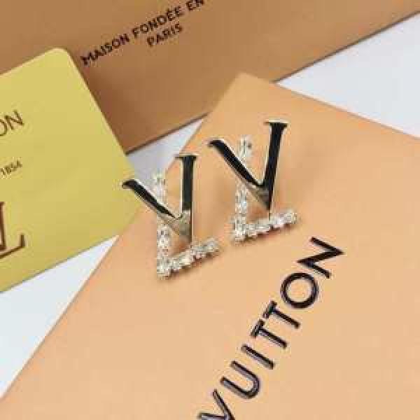 夏の王道　適度な上品さ ルイ ヴィトン 2026春夏も引き続き人気セール LOUIS VUITTON オシャレな印象に ピアス