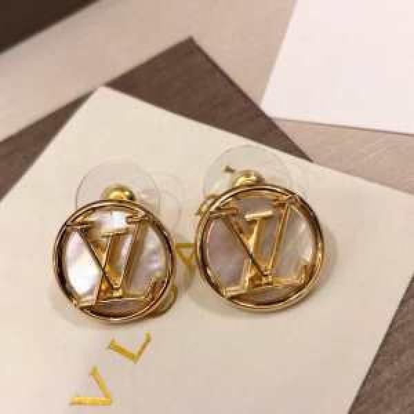 2026即旬な装いに  きちんと感が抜群 ピアス 夏らしい季節感 ルイ ヴィトン LOUIS VUITTON きれいめ上品に