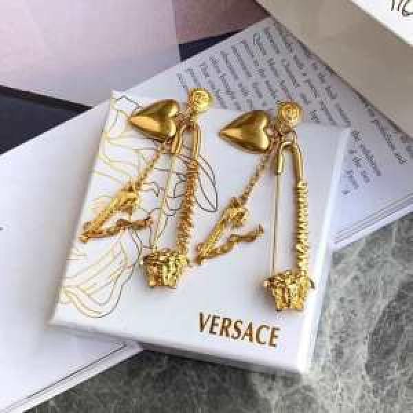 ピアス  デザイン抜群のアイテム ヴェルサーチVERSACE 2026年春夏流行ファッション トレンド感があって涼しげ