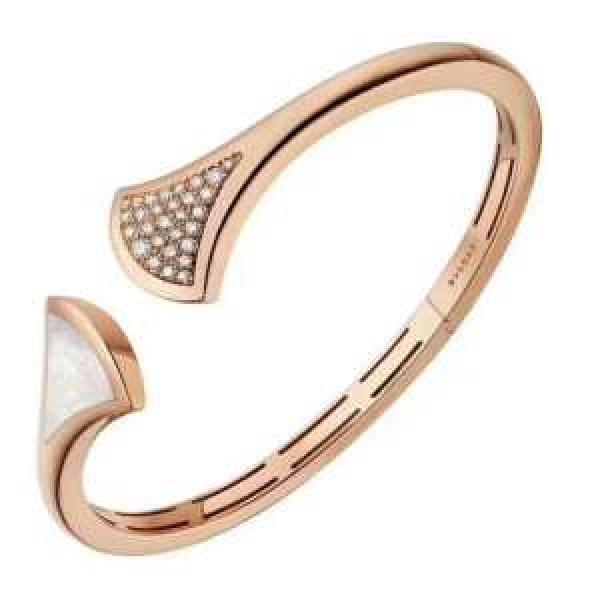 ブレスレット 上品な涼やかさある印象に ブルガリ 2026春夏の大注目トレンドBVLGARI 夏らしい品格が漂う