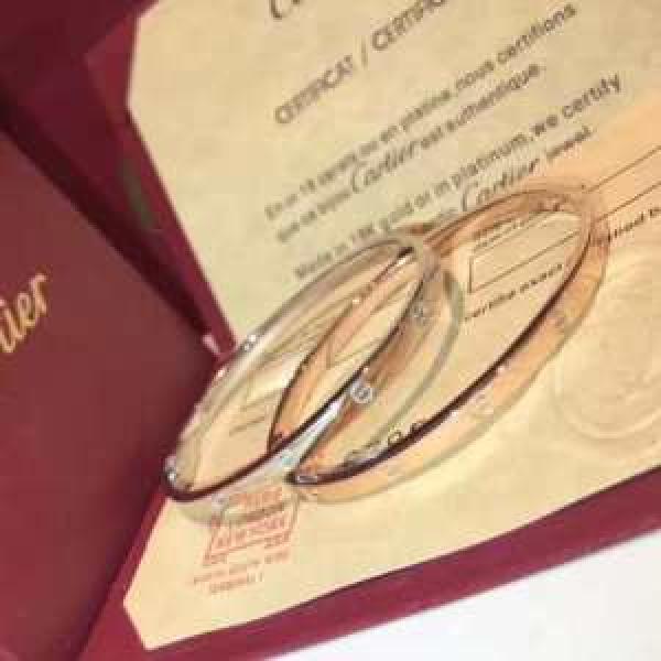 おしゃれな夏ファッション2026カルティエ CARTIER 季節感のあるファッション ブレスレット 気持ちいい真夏日にぴったり