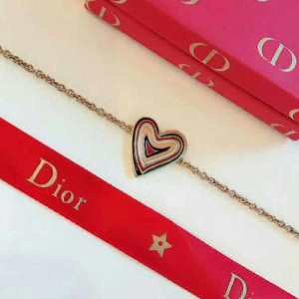 ちょっと大人の印象 ディオール 2026年春夏流行ファッション DIOR ブレスレット ドレスアップ効果も抜群