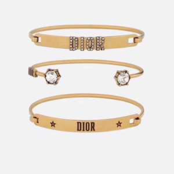 ディオール DIOR 気持ちいい真夏日にぴったり ブレスレット おしゃれな夏ファッション2026 清潔感のある肌見せ