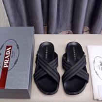 夏のコーデには欠かせない サンダル リラックス感のある着こなし プラダ PRADA 2026夏ファション新品