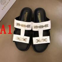 クールな印象を引き立て   ヴェルサーチVERSACE 2026年の夏のマスト ...