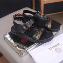 サンダル スタイルUPして着こなす  ヴェルサーチVERSACE2026年春夏の...