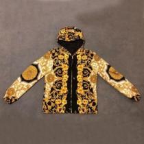 パーカー トレンド感があって涼しげ ヴェルサー ファッションにトレンド チVERSACE 2026年最新ファッション