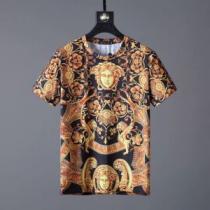 大人っぽく着こなし ヴェルサーチ 2026春夏のトレンド新商品 VERSACE ...