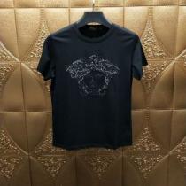 今年は大きめの新作がトレンドVERSACE Tシャツ/半袖 ヴェルサーチ2026...