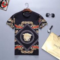 超あたたかい VERSACE Tシャツ/半袖  2026年春夏シーズンの人気 ヴ...