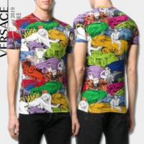 最新で完売確実 ヴェルサーチ 特に夏は人気アイテム VERSACE Tシャツ/半...