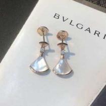 リラックス感のあるゆったり ピアス  ブルガリ BVLGARI リラックス感のある着こなし 2026夏ファション新品