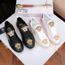 2色可選 カジュアルシューズ ヴェルサーチ VERSACE 春夏！大人カジュアル...