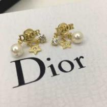 大人カジュアル夏ファッション2026 ディオール甘過ぎず大人な印象に  DIOR 今旬のシルエットバランス ピアス
