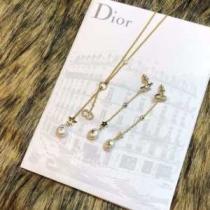 ドレスアップ効果も抜群 ディオール DIOR 2026年春夏流行ファッション ピアス トレンド感があって涼しげ