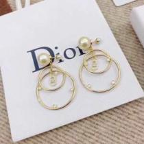 ピアス おすすめ大人かわいい着こなし ディオールリラックス感のある着こなし 2026夏ファション新品  DIOR 春色の最旬の人気アイテム