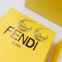 2026春夏も引き続きトレンド 大人のこなれた着こなし フェンディ FENDI 今年もトレンド ピアス