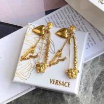 ピアス  デザイン抜群のアイテム ヴェルサーチVERSACE 2026年春夏流行ファッション トレンド感があって涼しげ