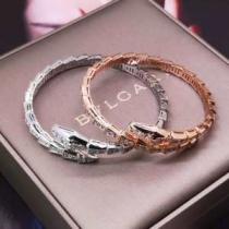 夏らしい抜け感を演出し ブルガリ 2026年春夏シーズンの人気 BVLGARI ...