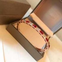 夏の大人カジュアルスタイル ブルガリ リラックススタイルが実現 BVLGARI 2026年最新ファッション ブレスレット