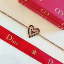 ちょっと大人の印象 ディオール 2026年春夏流行ファッション DIOR ブレスレット ドレスアップ効果も抜群