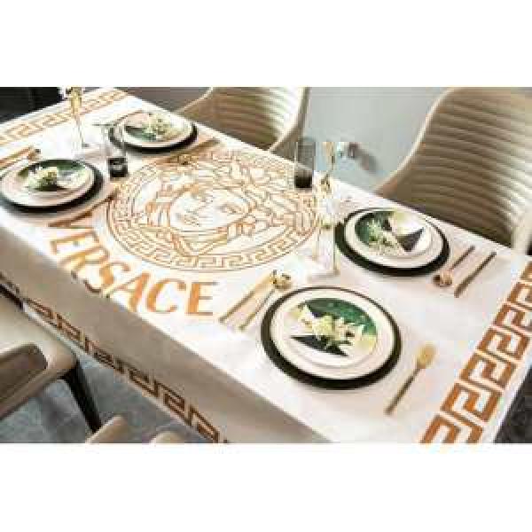 踏み心地もペラペラでリラックス ヴェルサーチVERSACE ラグカーペット 2026年夏の一押しファッションアイテム