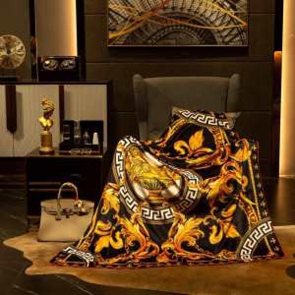 夏はエアコンの効いた部屋対応  ヴェルサーチ 数量限定で登場するブランケット  VERSACE ブランケット毎日安心してお使える