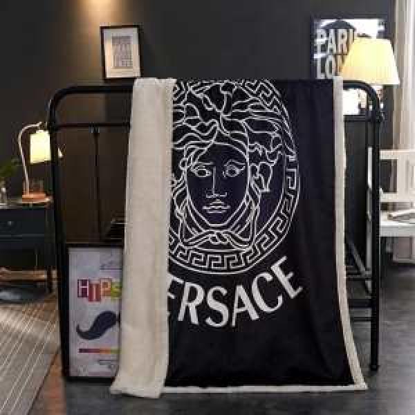 ブランケット  2026年の春夏に着たい ヴェルサーチ 肌触りが柔らかくて快適 VERSACE 暖かさと寝心地のよさに全身包まれる